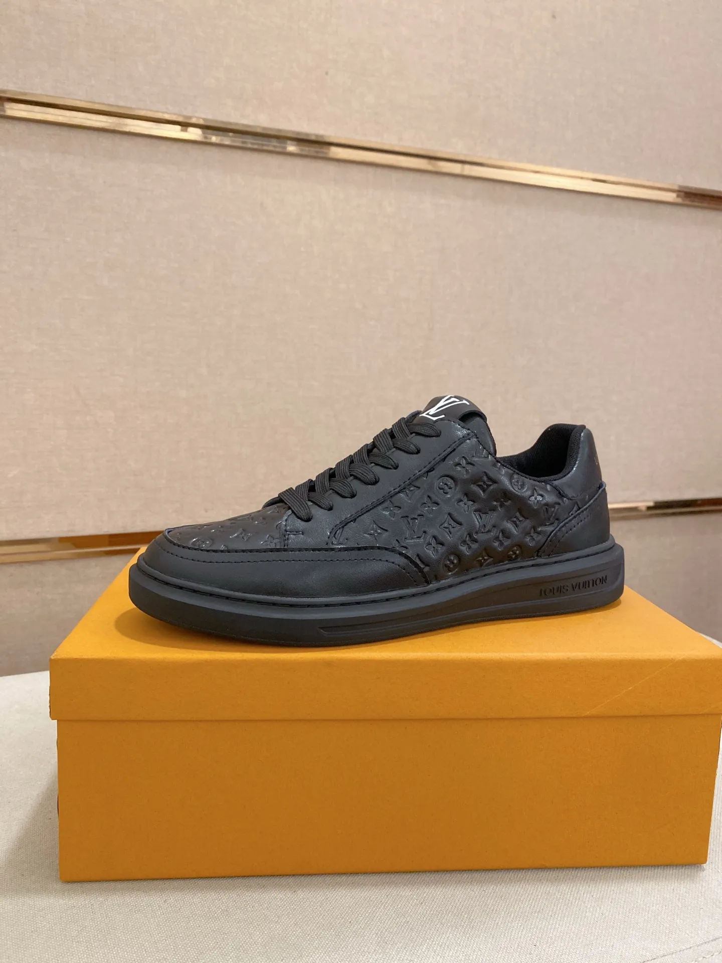 Men's shoes💰:420💰🇮🇹🇮🇹LV Louis Vuitton. The latest trendy casual shoes are popular in physical stores in sizes 38-44. New spring and summer comfortable imported custom original cowhide, unique jacquard fabric element design. Paired with sheepskin lining, Lv original bottom, [taiyang][taiyang] high-end packaging and high quality💪Details determine the quality, you can enter and leave the counter at will, welcome to compare🇮🇹